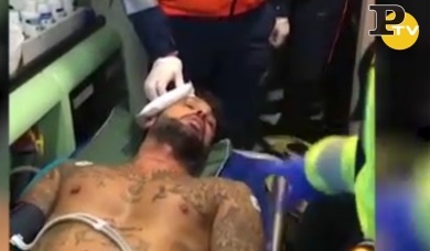 Milano, Corona in ambulanza: ‘Mi tenevano in 4 nel bosco di Rogoredo’ | video