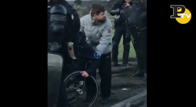 Gilet gialli, poliziotti fanno cadere disabile dalla carrozzina | video