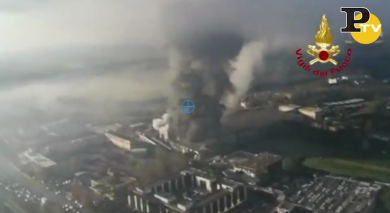 Roma, incendio in deposito rifiuti Ama sulla Salaria: nube sulla Capitale | video