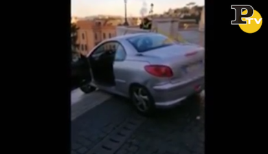 Roma, ubriaco finisce con l’auto sulla scalinata di Trinità dei Monti | video