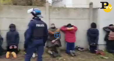 Francia: la Polizia tiene 146 studenti in ginocchio | video