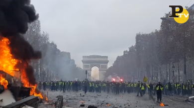 Gilet gialli arrivano Parigi, pronti a prendere la capitale | video