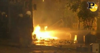 Scontri a Atene: scene di guerriglia nella notte | video