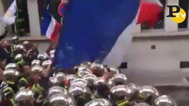 Pompieri francesi cantano la Marsigliese contro la polizia inviata da Macron | video