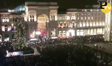 Milano: il momento dell’accensione dell’albero di Natale in piazza Duomo | video