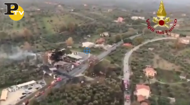 Rieti, esplosione ripresa dall’alto: autocisterna scaraventata | video