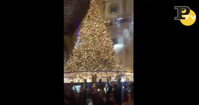 Milano, la Galleria si illumina con l’albero Swarovski | video