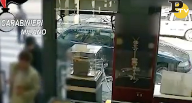 Uomo di 74 anni mette in fuga i due rapinatori | video