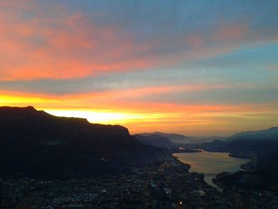 Lecco e la sua alba dai mille colori | video