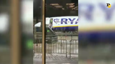 Ryanair Francoforte-Bari, l’ala dell’aereo si squarcia in volo