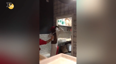 Rossopomodoro, uomo spruzza deodorante ai dipendenti immigrati | video