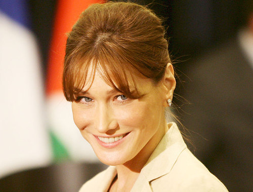 L’amnesia di Carla Bruni: “Battisti, chi?”