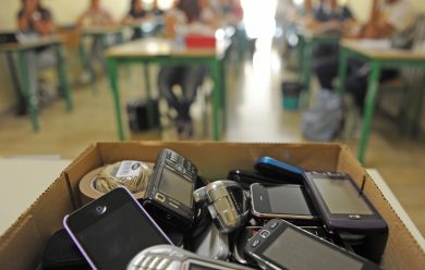 Vietare il cellulare nelle scuole. Giusto o sbagliato?