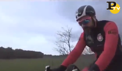 Spagna: ciclisti investiti da un’auto a tutta velocità | video