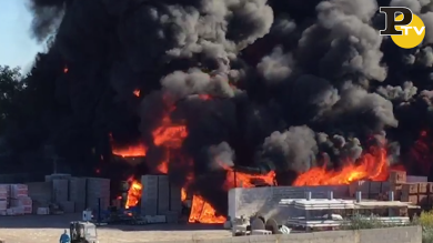 Galatina, incendio in un deposito: nube vicino alle abitazioni | video