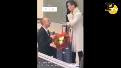 Aeroporto di Catania: le chiede di sposarlo ma lei rifiuta e scappa | video