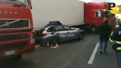 Incidente sulla A18 Catania-Messina: Tir travolge auto della polizia | video