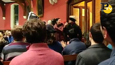 Beppe Grillo entra bendato a Oxford, poi contestato sui vaccini | video