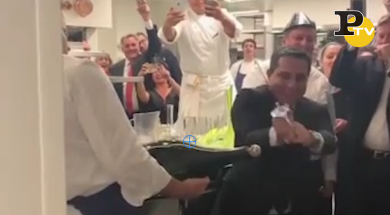 Usa, apre bottiglia da 15 litri di champagne con la sciabola: un disastro | video