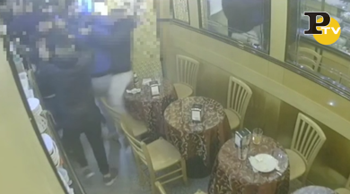 Milano, barista pestato a sangue da un gruppo di ragazzi | video