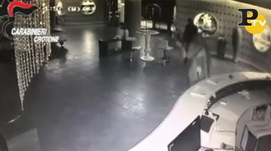 Crotone, barca migranti naufragata: gli scafisti vanno in hotel | video