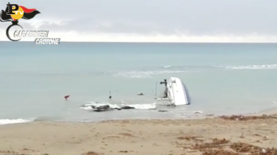 Crotone, naufraga barca a vela con 51 curdi | video
