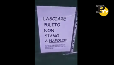 Pordenone, il cartello razzista: ‘Lasciare pulito, non siamo a Napoli’ | video