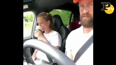 Ragazzo guida e fa versare la birra addosso alla fidanzata | video