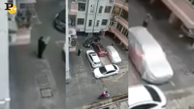 Bloccato nel parcheggio automobilista si libera così | video