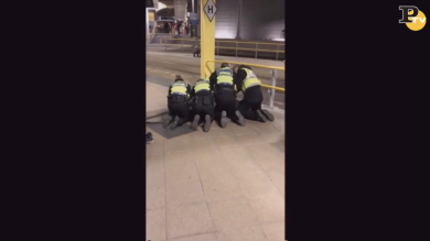 Manchester: uomo accoltella passanti gridando “Allah” | video