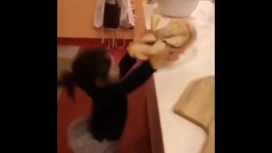 Bambina inciampa e fa cadere la pizza appena sfornata