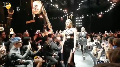 Versace sfila alla Borsa di Milano per la MFW