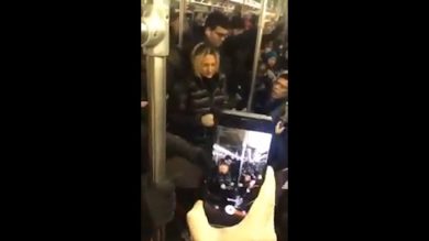 Rissa tra due donne in metropolitana