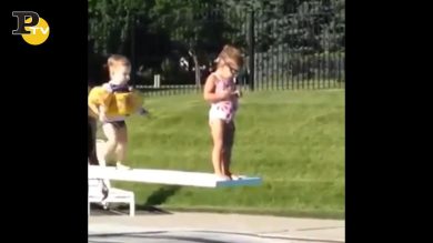 Bambina spinge l’amica dal trampolino della piscina