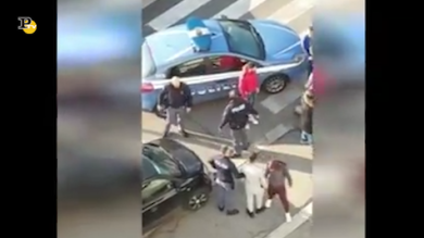 Roma, a Tor Bella Monaca fermano auto per un controllo sale la tensione in strada