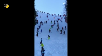 Una pista da sci affollatissima, le immagini dal Tirolo