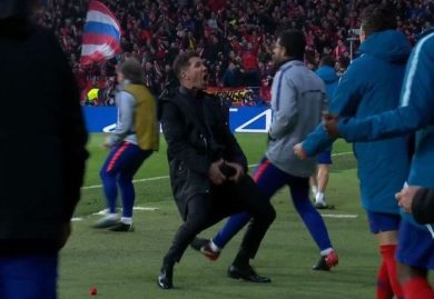 Simeone esultanza con le mani sugli “attributi” al gol contro la Juventus | video