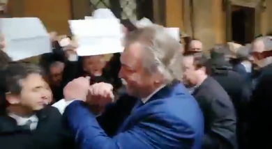 Giarrusso M5S fa il gesto delle manette ai deputati Pd