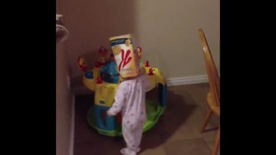 Bambina cammina con un cartone in testa