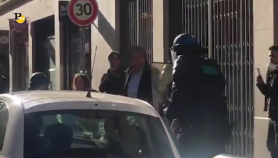 Parigi, insulti antisemiti dei gilet gialli ad Alain Finkielkraut