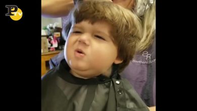 Il divertente taglio di capelli del bimbo