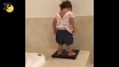 Bambina che si pesa sulla bilancia