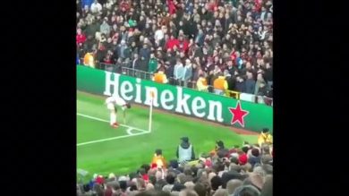 Di Maria prende una bottiglia di birra durante Manchester United-Psg I VIDEO