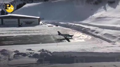 Aereo scivola sulla pista e finisce contro un muro di neve