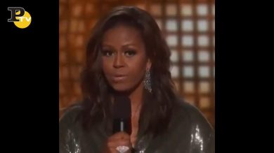 Michelle Obama ai Grammy Awards a sorpresa sul palco