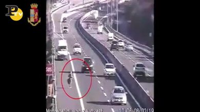 Pistoia, fa retromarcia e attraversa a piedi l’autostrada