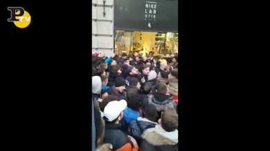 Nike: a Milano ressa e spintoni all’apertura del negozio per un paio di scarpe