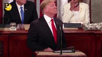 Il bambino che si addormenta durante il discorso di Trump