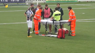 Serie D la partita dura meno di un minuto: l’arbitro esce in barella