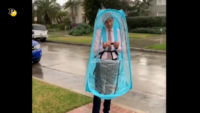 Uomo si protegge dalla pioggia